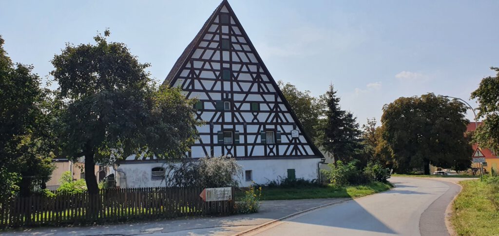 Schönes Fachwerkhaus im kleinen Dorf Bürtel