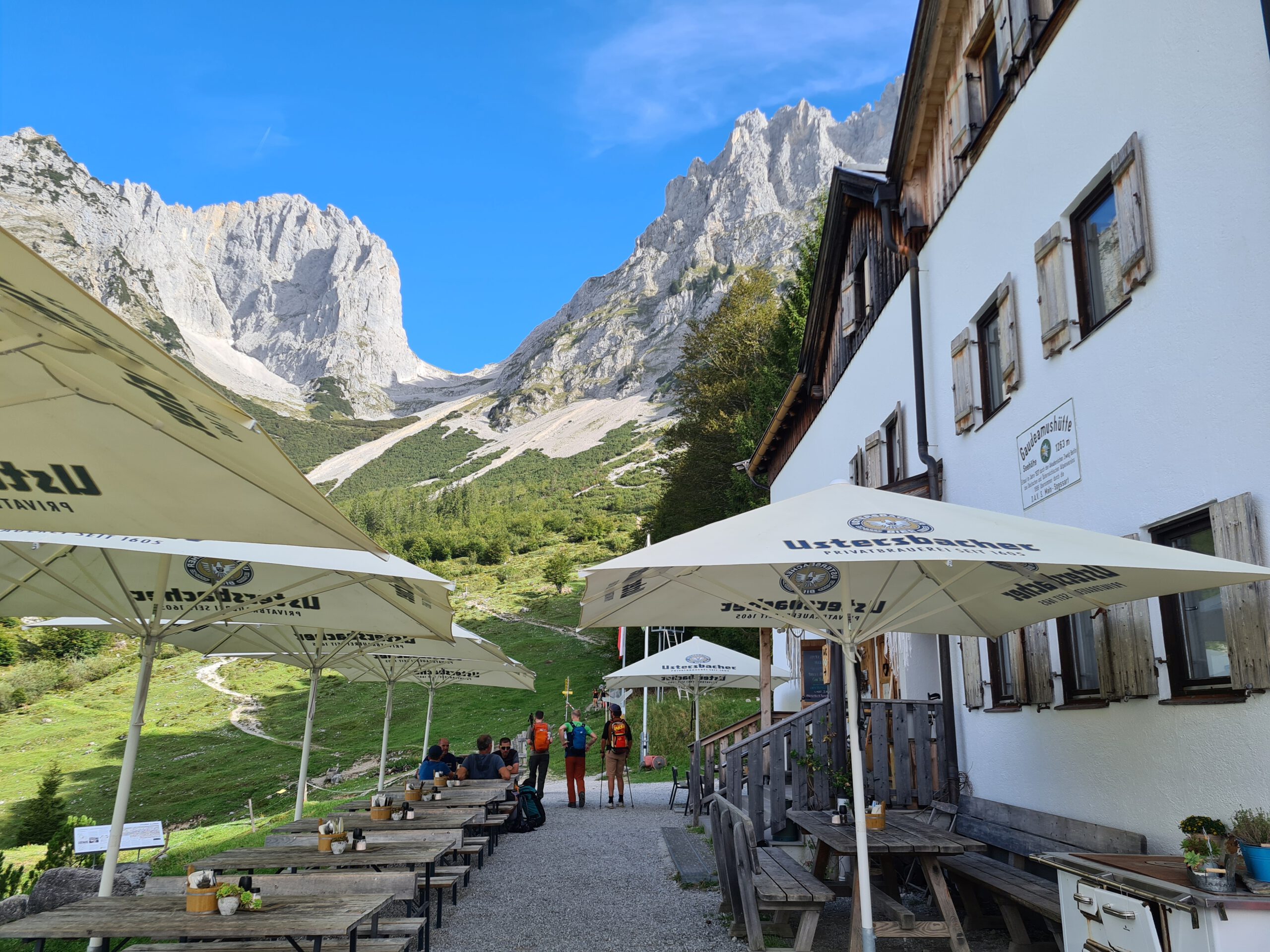 Die Gaudeamushütte bietet einen tollen Ausblick auf die "Kaiser-Gipfel" - und Kaiserschmarrn. 