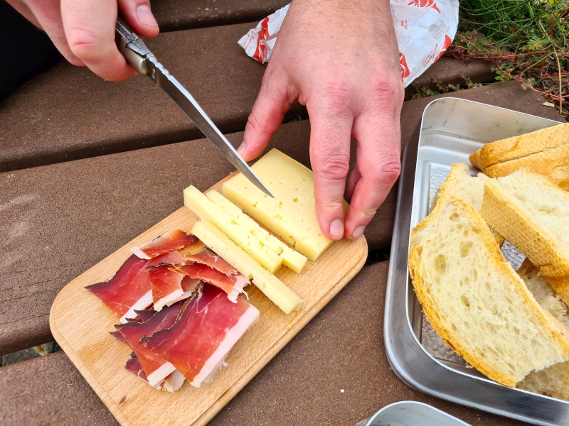 Eine Jause mit Käse und Speck stärkt auf dem Weg über den Daone-Pass.