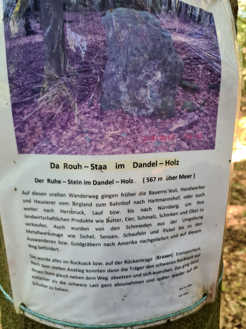 Ein Schild informiert über den Ruhe-Stein am Dandelberg.