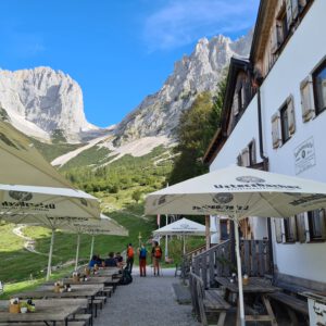 Die Gaudeamushütte bietet einen tollen Ausblick auf die "Kaiser-Gipfel" - und Kaiserschmarrn.